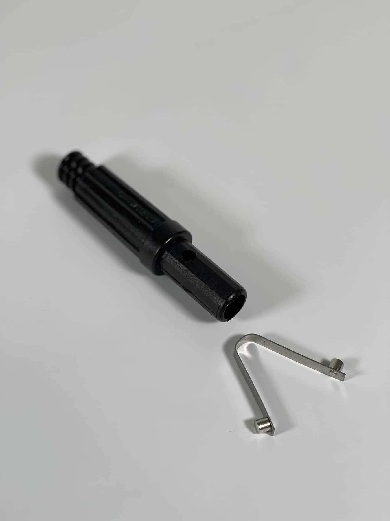 Universal tip for telescopic handle
